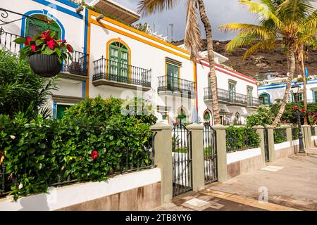 Weiße und farbige Häuser im kleinen Fischerdorf Puerto de Mogan auf der Insel Gran Canaria in Spanien Stockfoto