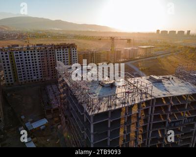 Luftaufnahme der Baustelle neuer Wohngebäude mit Arbeitskränen Stockfoto