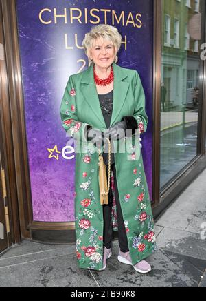 London, Großbritannien. Dezember 2023. Gloria Hunniford nimmt am Weihnachtsessen des TRIC (Television and Radio Industries Club) im Londoner Hotel in London, Großbritannien Teil. Quelle: LFP/Alamy Live News Stockfoto