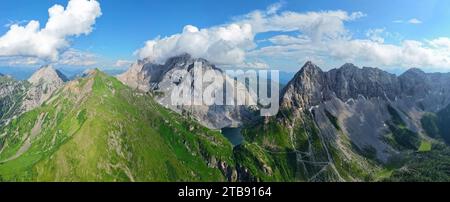 Panoramablick auf den Volaiasee, Wolayersee, an der Grenze zwischen Italien und Österreich mit dem Berg Coglians im Hintergrund. Stockfoto