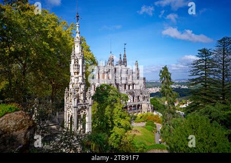 Quinta da Regaleira ist eine quinta in der Nähe des historischen Zentrums von Sintra, Portugal. Sie ist von der UNESCO zum Weltkulturerbe erklärt. Stockfoto