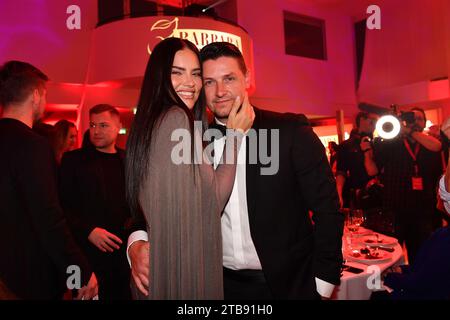 Adriana Lima und Andre Lemmers beim Mon Cheri Barbara Tag Event am 4.12.2023 in München Stockfoto