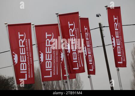 Komen, Belgien. Dezember 2023. Ein Logo in der Schokoladenfabrik Libeert in Komen (Comines), Dienstag, den 05. Dezember 2023. Libeert Belgian Chocolate Creators feiert ihr 100-jähriges Bestehen und eröffnet eine neue Verpackungslinie. BELGA FOTO KURT DESPLENTER Credit: Belga Nachrichtenagentur/Alamy Live News Stockfoto