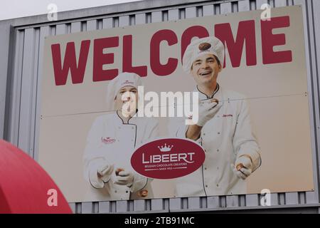 Komen, Belgien. Dezember 2023. Ein Logo in der Schokoladenfabrik Libeert in Komen (Comines), Dienstag, den 05. Dezember 2023. Libeert Belgian Chocolate Creators feiert ihr 100-jähriges Bestehen und eröffnet eine neue Verpackungslinie. BELGA FOTO KURT DESPLENTER Credit: Belga Nachrichtenagentur/Alamy Live News Stockfoto