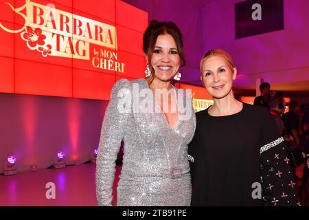 Karen Webb und Kelly Rutherford beim Mon Cheri Barbara Tag Event am 4.12.2023 in München Stockfoto