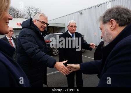 Komen, Belgien. Dezember 2023. Die Abbildung zeigt Prinz Laurent von Belgien und Libeert's Ignace Libeert, die während der Libeert Schokoladenfabrik in Komen (Comines) am Dienstag, den 05. Dezember 2023, dargestellt wurden. Libeert Belgian Chocolate Creators feiert ihr 100-jähriges Bestehen und eröffnet eine neue Verpackungslinie. BELGA FOTO KURT DESPLENTER Credit: Belga Nachrichtenagentur/Alamy Live News Stockfoto