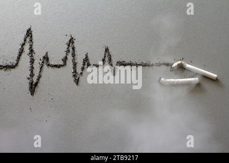 Zigaretten und Kardiogramm aus Asche in Rauchgasen, schädliche Auswirkungen des Zigarettenrauchens, kreatives Konzept Stockfoto