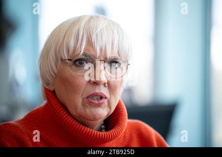 Berlin, Deutschland. Dezember 2023. Claudia Roth (Allianz 90/die Grünen), Staatsministerin für Kultur und Medien, gibt in ihrem Amt im Bundeskanzleramt ein Interview. (An dpa 'Roth will ein Pressegesetz über das Recht auf Information auf Bundesebene in 2024 initiieren') Credit: Hannes Albert/dpa/Alamy Live News Stockfoto