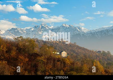 Almaty City schneebedeckte Berge mit Blick vom Kok Tobe Hügel Stockfoto