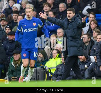 London, Großbritannien. Dezember 2023. Dezember 2023 - Chelsea gegen Brighton & Hove Albion - Premier League - Stamford Bridge. Chelsea-Manager Mauricio Pochettino und Mykhailo Mudryk während des Spiels gegen Brighton. Bildnachweis: Mark Pain/Alamy Live News Stockfoto