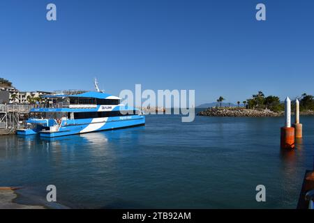 Die Sealink-Fähre liegt im malerischen Yachthafen auf Magnetic Island Stockfoto