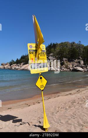 Surf Life Retting Beach Report Schild Warnung vor Meeresbewohnern, Alma Bay, Magnetic Island, Queensland, Australien Stockfoto