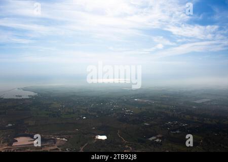 Landschaft und Reisfeld oder Reisland aus der Vogelperspektive vom Aussichtspunkt Khao Phraya doen Thong mit Tal Dorf Hügel und Wolkenhimmel für thai People trave Stockfoto