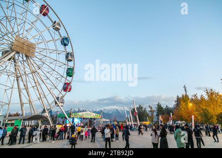 Almaty, Kasachstan - 28. April 2023: Vergnügungspark mit Riesenrad auf dem Kok-Tobe-Hügel in Almaty Stockfoto