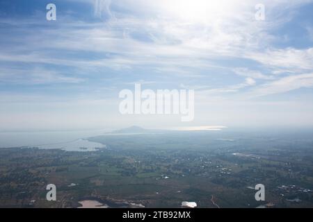 Landschaft und Reisfeld oder Reisland aus der Vogelperspektive vom Aussichtspunkt Khao Phraya doen Thong mit Tal Dorf Hügel und Wolkenhimmel für thai People trave Stockfoto