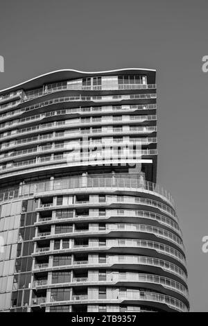 Städtische Skyline mit Wolkenkratzern. Bürohochhäuser in Vancouver, Kanada. Schwarzweißfoto. Wunderschöne moderne Architektur des Gebäudes. Stockfoto