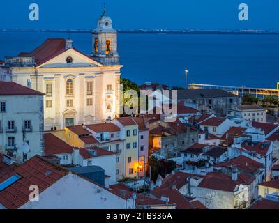 Die Kirche Santo Estevao leuchtet nachts in der Altstadt von Alfama in Lissabon, Portugal Stockfoto