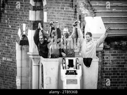 25. April 1990: Mark Williams, John Murray, Paul Taylor, Martin Brian und Glyn Williams, die letzten verbliebenen Gefangenen, werden nach dem Strangeways Gefängnisaufstand vom Dach entfernt. Stockfoto