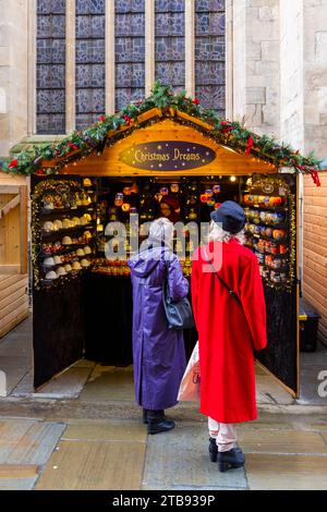 Bath, Somerset UK. Dezember 2023. Bis zum 10. Dezember findet der Weihnachtsmarkt in Bath statt, während die malerischen Straßen von Bath in ein magisches, festliches Erlebnis mit über 200 Ständen an einem grauen Tag verwandelt werden. Quelle: Carolyn Jenkins/Alamy Live News Stockfoto