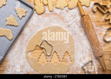 Ein Blick von oben auf den Weihnachtsbaum und das Bestecken von Keksen, die mit Ausstechern zubereitet werden Stockfoto