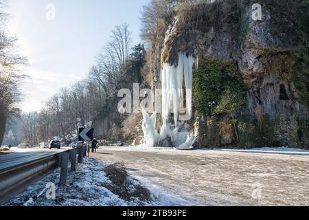 Frostwelle in Norditalien. Gefrorener Eiswasserfall, Winterlandschaft. Provinz Varese, Valganna das Gebiet ist bekannt für die Existenz von Höhlen von kars Stockfoto