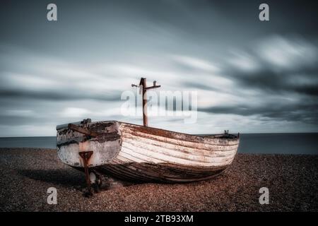 Ruderboot am Kieselstrand Stockfoto