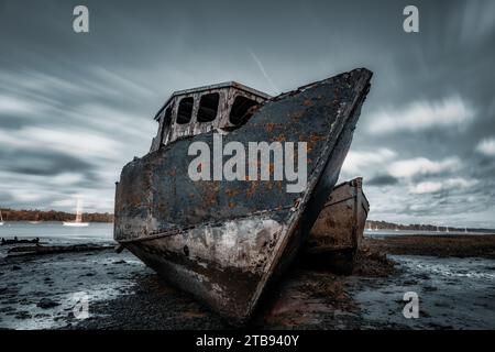 Angelboot/Fischerboot aufgegeben Stockfoto