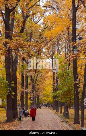 Bischkek, Kirgisistan - 21. Oktober 2021: Erkindik Avenue in Bischkek Stadt im Herbst Stockfoto