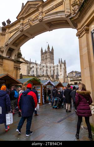 Bath, Somerset UK. Dezember 2023. Bis zum 10. Dezember findet der Weihnachtsmarkt in Bath statt, während die malerischen Straßen von Bath in ein magisches, festliches Erlebnis mit über 200 Ständen an einem grauen Tag verwandelt werden. Quelle: Carolyn Jenkins/Alamy Live News Stockfoto