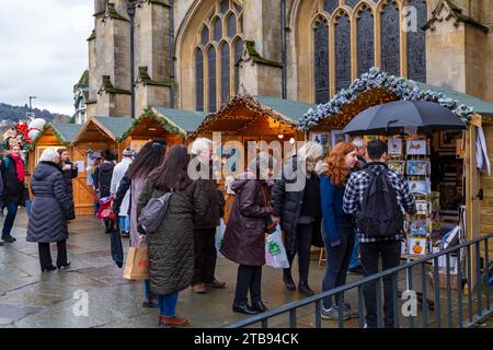 Bath, Somerset UK. Dezember 2023. Bis zum 10. Dezember findet der Weihnachtsmarkt in Bath statt, während die malerischen Straßen von Bath in ein magisches, festliches Erlebnis mit über 200 Ständen an einem grauen Tag verwandelt werden. Quelle: Carolyn Jenkins/Alamy Live News Stockfoto