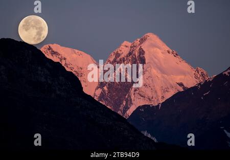 Monduntergang hinter Mount Salisbury im Glacier Bay National Park and Preserve, Alaska, USA; in Passage, Alaska, Vereinigte Staaten von Amerika Stockfoto