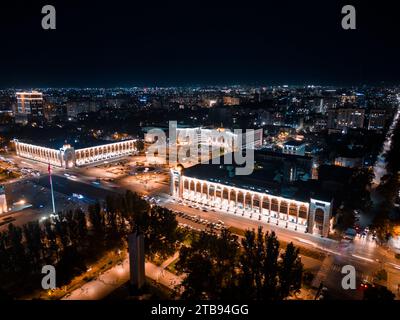 Bischkek, Kirgisistan - 15. Juli 2023: Blick aus der Vogelperspektive auf den zentralen Platz von Bischkek in der Stadt Ala-Too bei Nacht Stockfoto