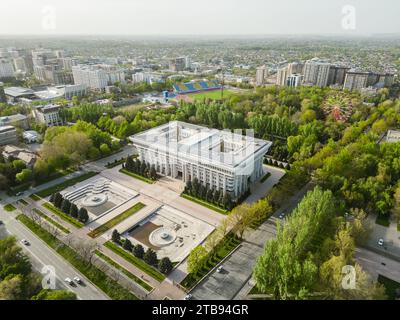 Luftaufnahme des Jogorku Kenesh (Parlament)-Gebäudes der Kirgisischen Republik. Das Weiße Haus von Kirgisistan Stockfoto