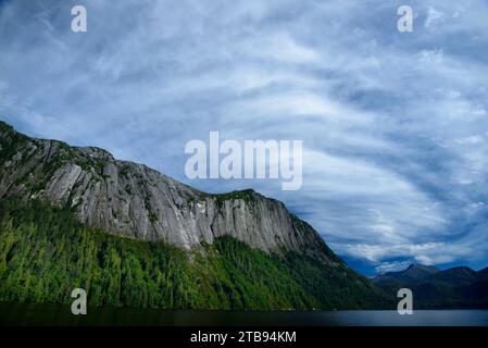 Basalt bildete einen Berg neben der Punchbowl Cove im Misty Fiords National Monument, Inside Passage, Alaska, USA; Vereinigte Staaten von Amerika Stockfoto