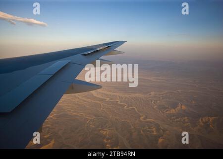 Blick vom Flugzeugfenster auf den Anflug nach Luxor; Luxor, Ägypten Stockfoto