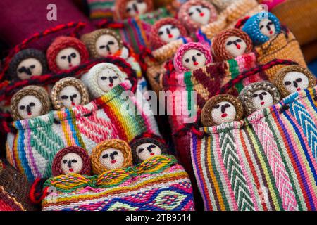 Gewebte Puppen in bunten gewebten Körben; Cuzco, Peru Stockfoto