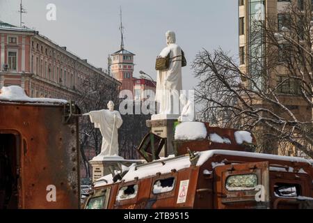 5. 12. 2023 Kiew, Ukraine. Das Denkmal der Prinzessin Olga, die im Westen kugelsicher ist, mit rostigen Überresten zerstörter russischer Militärkriegsführung in Kiew Stockfoto