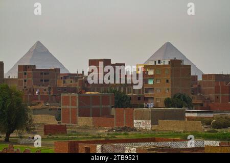 Pyramiden hinter der Stadt Gizeh; Gizeh, Ägypten Stockfoto