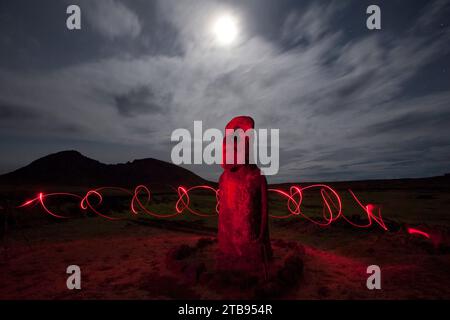 Moai bei Nacht unter dem Licht des Mondes und umgeben von wirbelnden Handlichtern auf der Osterinsel in Tongariki, Chile Stockfoto