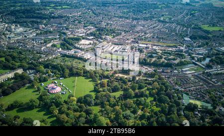 Ein Blick auf die Drohne über Bath, mit dem Circus im Victoria Park. (03-09-2023) Stockfoto