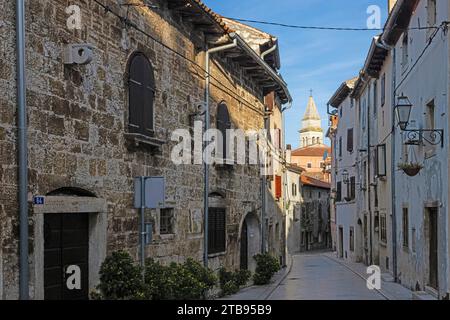 Bild einer typischen Straßenszene aus der historischen kroatischen Stadt Voznjan mit Kopfsteinpflasterstraßen und alten Gebäuden im Morgenlicht Stockfoto