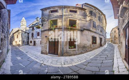 Bild einer typischen Straßenszene aus der historischen kroatischen Stadt Voznjan mit Kopfsteinpflasterstraßen und alten Gebäuden im Morgenlicht Stockfoto