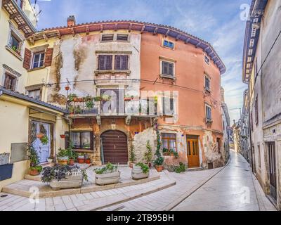 Bild einer typischen Straßenszene aus der historischen kroatischen Stadt Voznjan mit Kopfsteinpflasterstraßen und alten Gebäuden im Morgenlicht Stockfoto