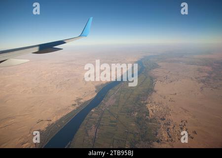 Privatjet fliegt über den Nil in Luxor, Ägypten; Ägypten Stockfoto