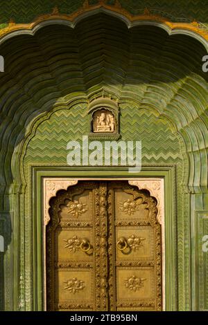 Türen im Stadtpalast in Jaipur; Jaipur, Rajasthan State, Indien Stockfoto