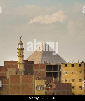 Moscheeminarett und die große Pyramide von Gizeh in Ägypten; Gizeh, Ägypten Stockfoto