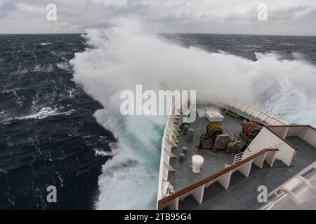 Wellen treffen auf ein Kreuzfahrtschiff, das durch die Drake-Passage manövriert; Antarktis Stockfoto