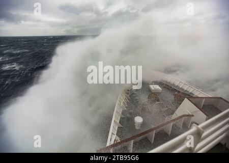 Wellen treffen auf ein Kreuzfahrtschiff, das durch die Drake-Passage manövriert; Antarktis Stockfoto