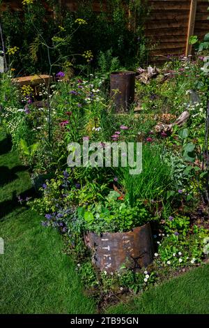 Elements URBAN Terrace Garden Competition (Stauden, Planter aus Metall) - RHS Tatton Park Flower Show 2023, Cheshire, England, Großbritannien. Stockfoto