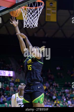 Ferrell Center Waco, Texas, USA. Dezember 2023. Phillipina Kyei (15) schießt den Ball während der 2. Hälfte des NCAA Women's Basketball zwischen Oregon Ducks und den Baylor Lady Bears im Ferrell Center Waco, Texas. Matthew Lynch/CSM/Alamy Live News Stockfoto